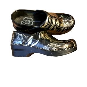 CLOSET CLEAROUT Sanita Metallic marbled swirl slip on clog sz 36 5.5 6
